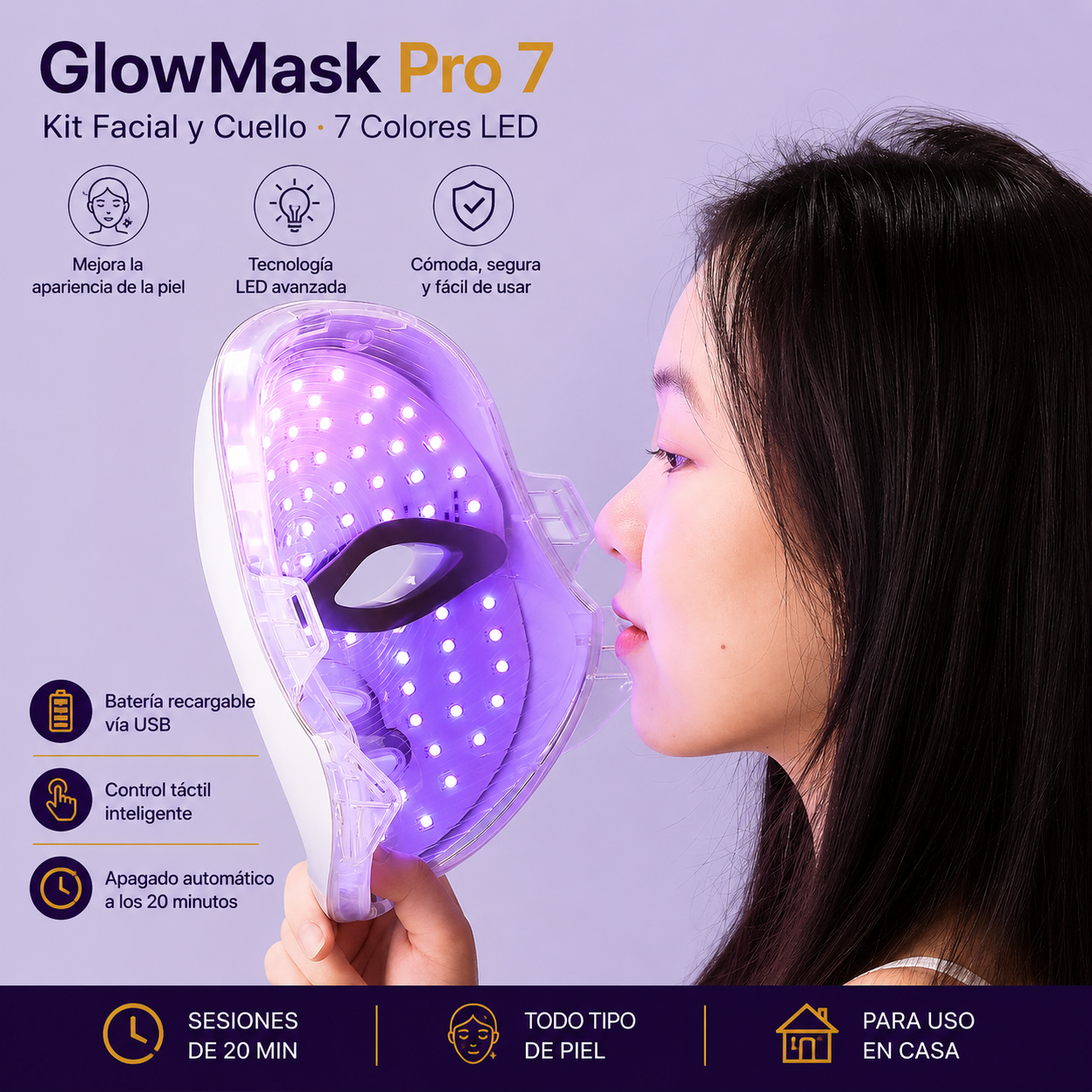 Cliente sosteniendo la máscara GlowMask Pro 7 durante su rutina